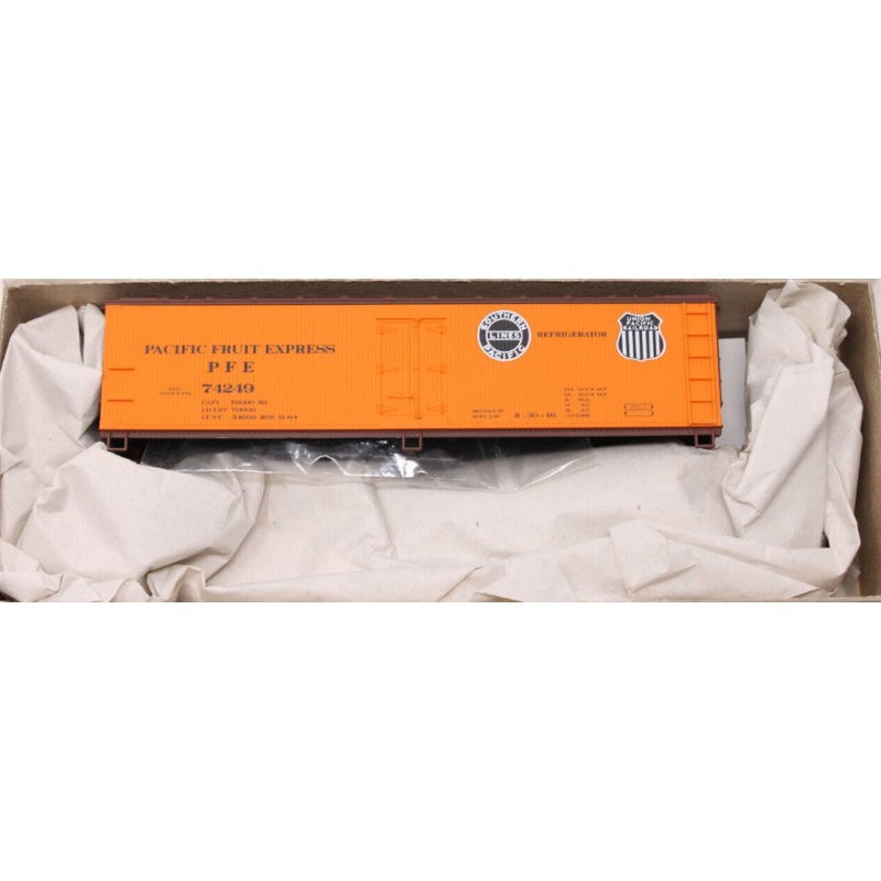 Accurail 3353 HO Pacific Fruit Express (PFE) 40′ Wood Reefer #74249 Kit