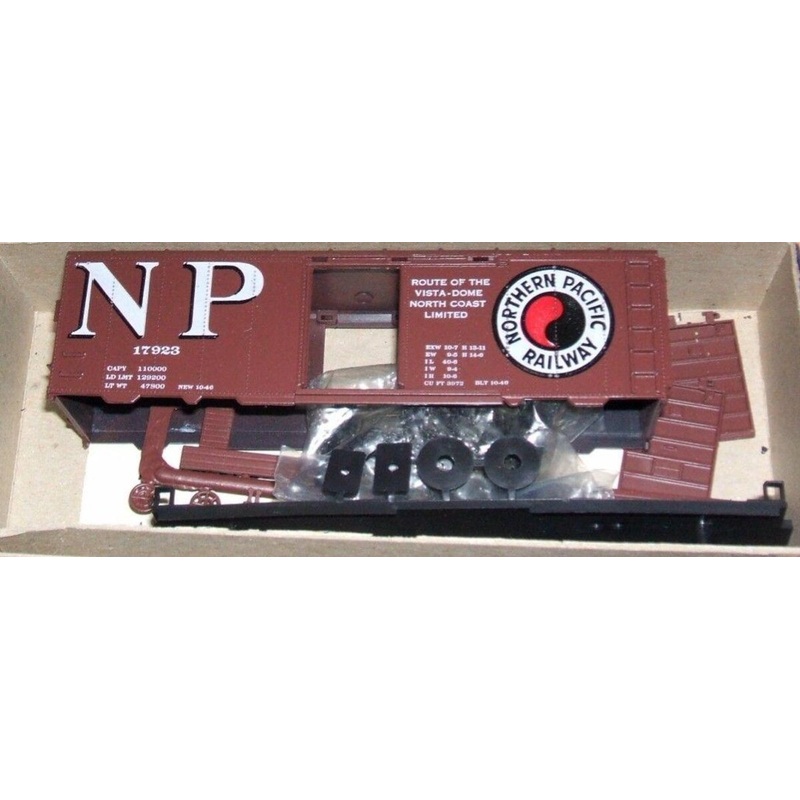Roundhouse 1087 HO Northern Pacific 40′ Roundtop Box Car # 17923 Kit